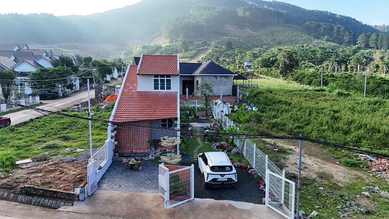 Toàn cảnh Mộc Home – nhà vườn mái ngói đỏ tại Nam Ban, sân vườn, chỗ đậu ô tô, nền đồi thông phía sau