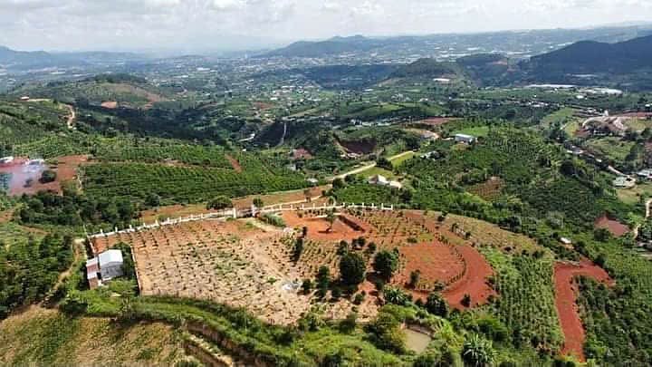 Lô đất 1,7ha Nam Ban nhìn từ flycam, thế đất cao ráo có tường bao, view về thung lũng và trung tâm Nam Ban