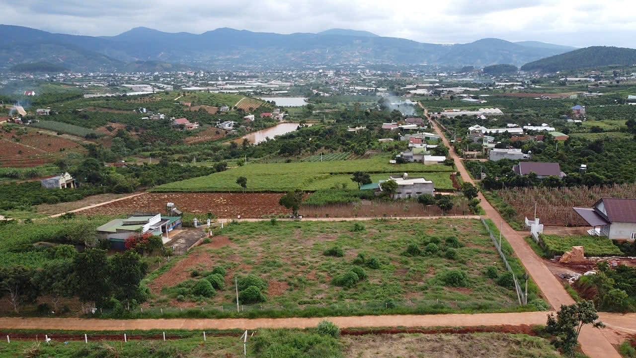 Toàn cảnh khu đất Nam Ban nhìn về thung lũng và dãy núi, cách Đà Lạt 8km